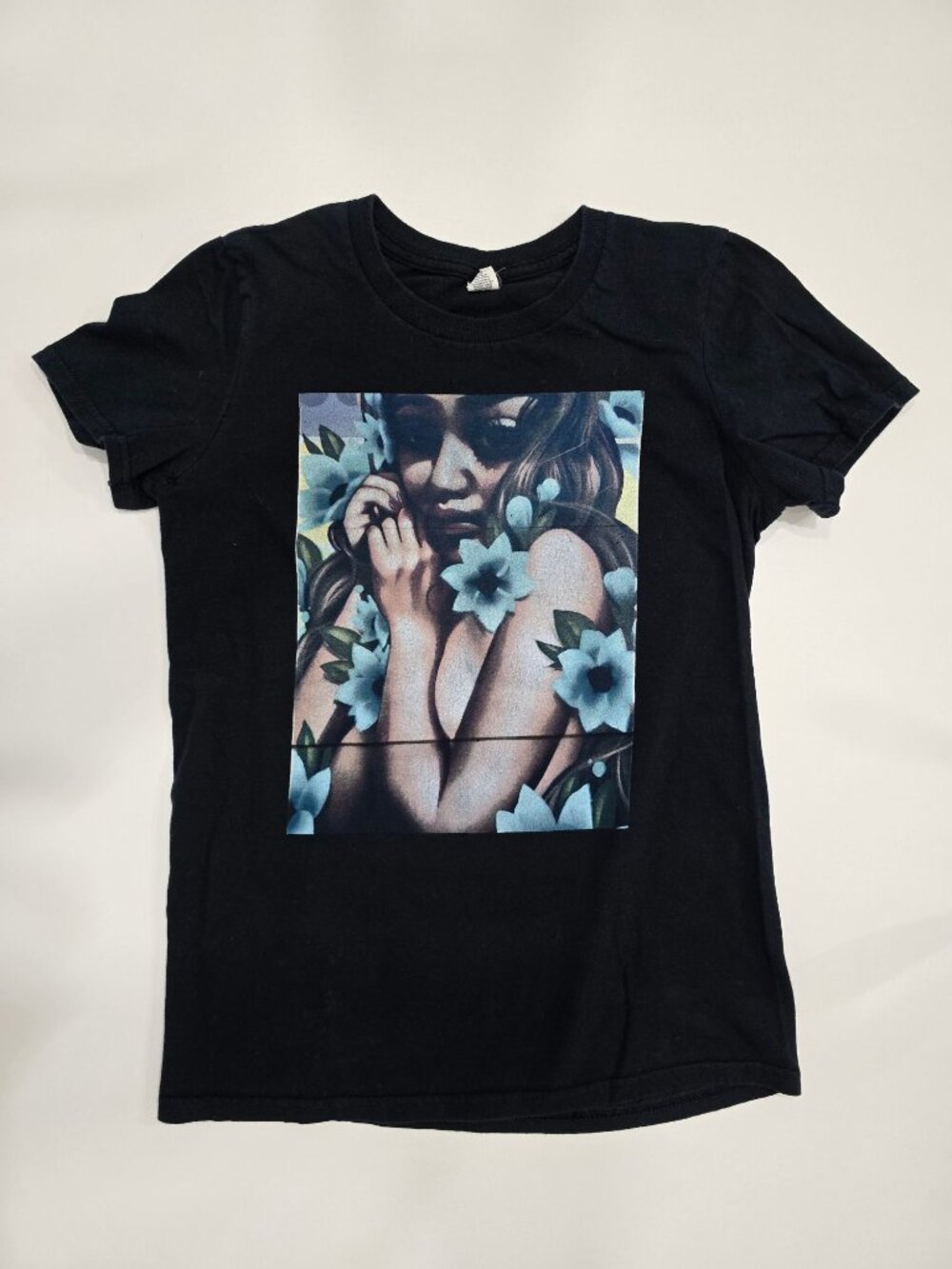Gildan ✦ Blue Flowers Art Graphic Tee ✦ Black Short Sleeve Casual Summer Size S - Picture 4 of 8